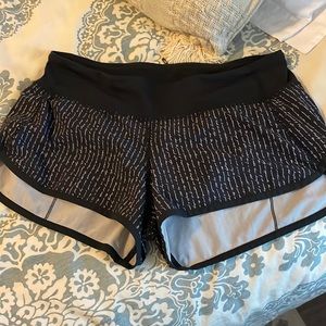Lulu Lemmon seed shorts 2.5” inseam